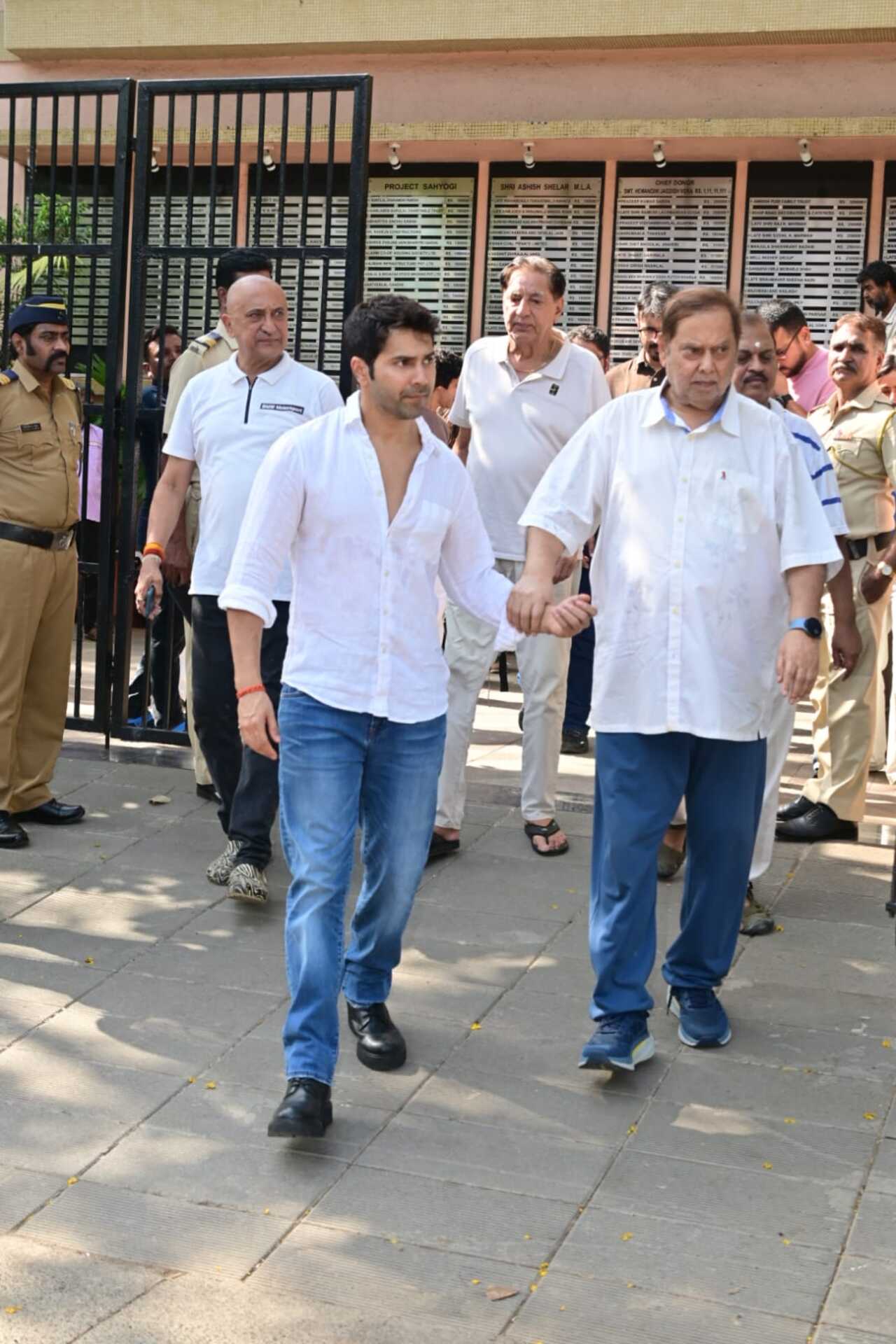David Dhawan was seen attending Pahlaj Nihalani's funeral with his sons Rohit and Varun Dhawan.